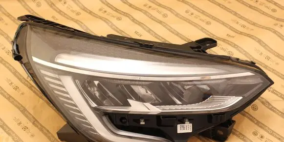 Renault Clio V Headlight/headlamp 260102407R