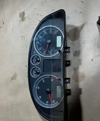 Volkswagen PASSAT B5.5 Speedometer (instrument cluster) 3B0920925A VWZ7Z0A3660341 0304011815002