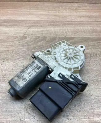 Volkswagen Golf IV Front door window regulator motor 101429202 F005S00049