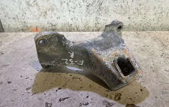 BMW 4 F32 F33 Engine mounting bracket 6788616 13807410