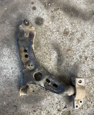Volkswagen Tiguan Front lower control arm/wishbone 5N0407152
