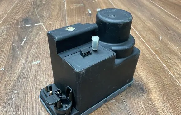 Mercedes-Benz E W124 Central locking vacuum pump 1248002148