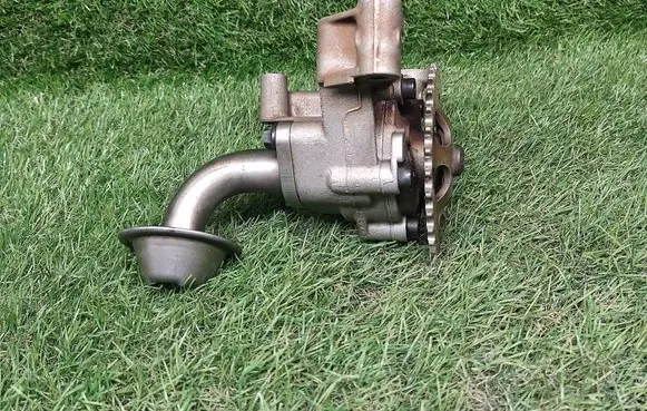 Volkswagen PASSAT B5 Oil pump 06A115105B