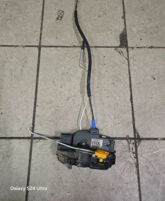 Opel Mokka Front door lock 13579515