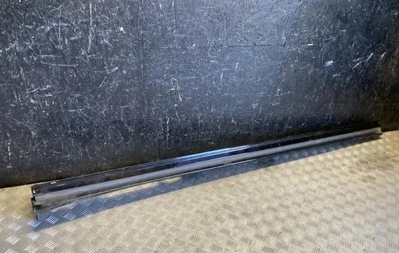 Front sill (body part)