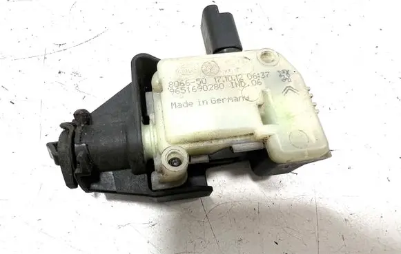 Fuel tank cap lock motor