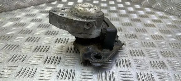 Engine mount bracket