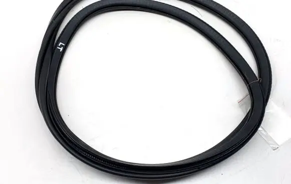 Volvo S90, V90 Rubber seal front door (on door) 31371590