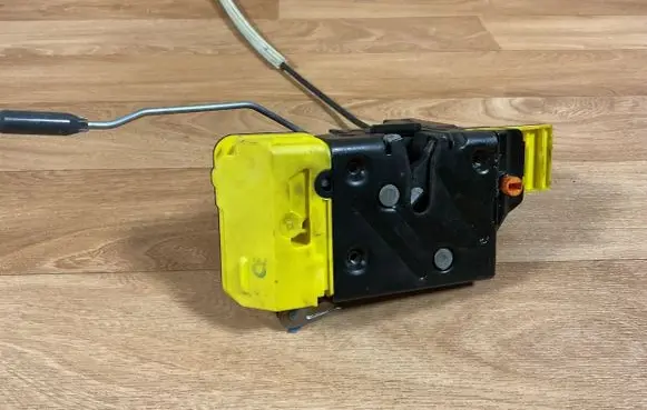 Volvo V70 Rear door lock 8650552