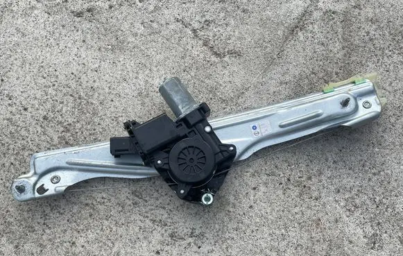 Opel Insignia B Rear door window regulator motor 39138555