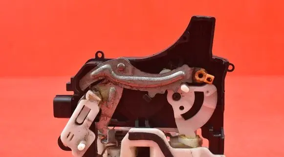 Mitsubishi Lancer VIII Rear door lock