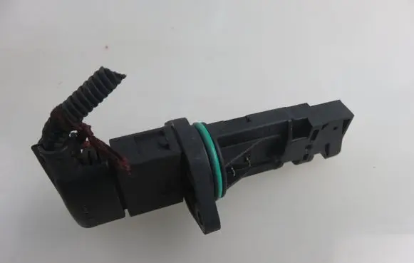 Volkswagen PASSAT B6 Mass air flow meter F00C2G2055