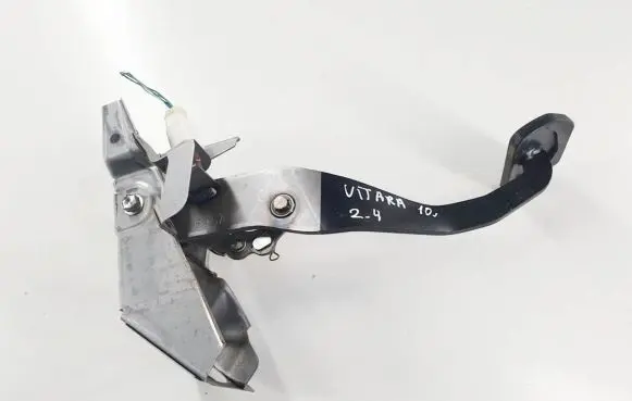 Suzuki Grand Vitara II Brake pedal