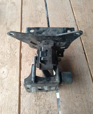 Toyota Yaris Engine mount bracket