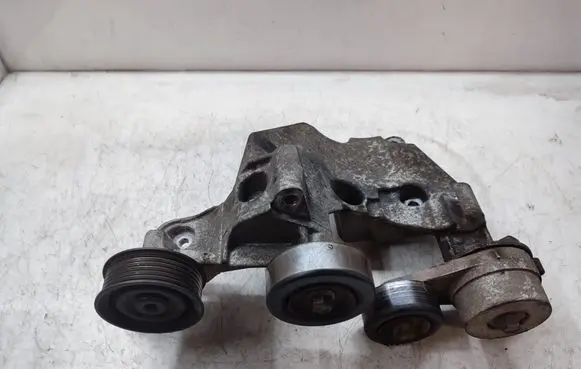 KIA Sorento Generator/alternator bracket 