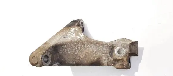 Subaru Legacy Engine mounting bracket