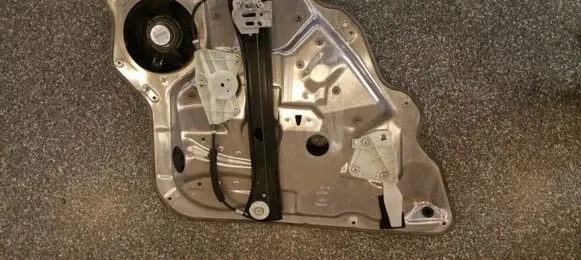 Rear window lifting mechanism without motor
