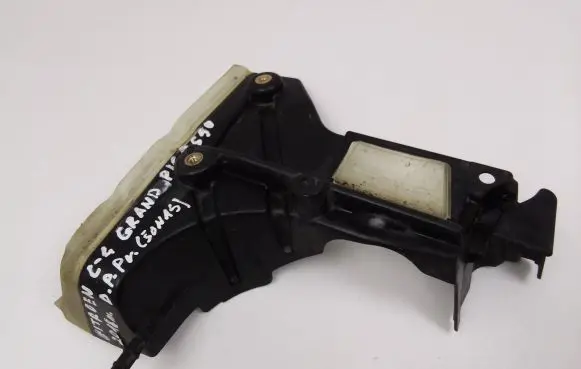 Citroen C4 II Picasso Front bumper mounting bracket 9812070380