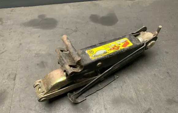 Volkswagen PASSAT B5.5 Lift Jack 357011031D