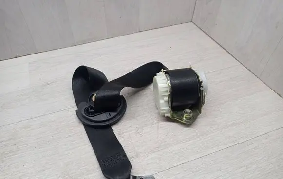 BMW X3 E83 Front seatbelt 33048191