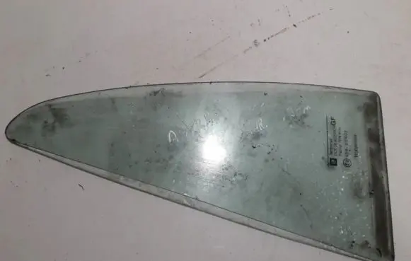 Opel Astra G Rear vent window glass 