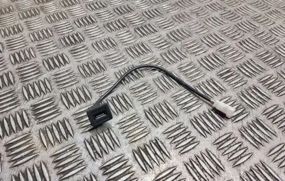 Mercedes-Benz E W212 USB socket connector A1728200515