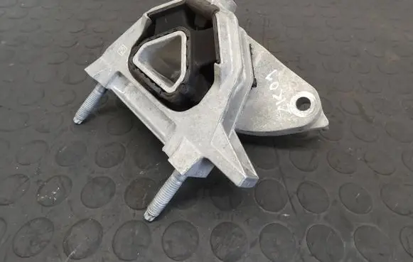 Opel Mokka B Engine mount bracket 9826533880