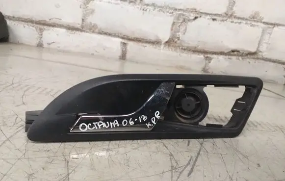 Skoda Octavia Mk2 (1Z) Front door interior handle 1Z0837247