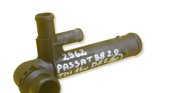 Volkswagen PASSAT B8 Engine coolant pipe/hose 5Q0121619D