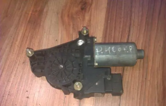 Peugeot 406 Front door window regulator motor 0130821674