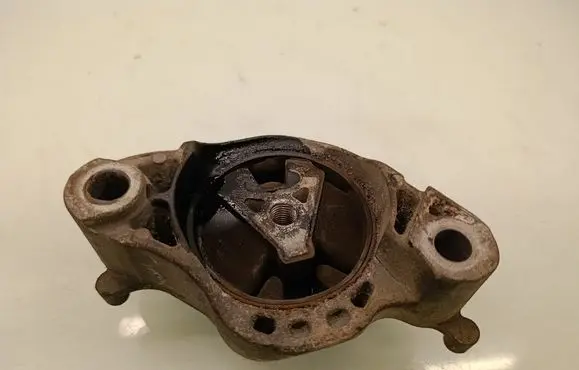 Engine mount bracket