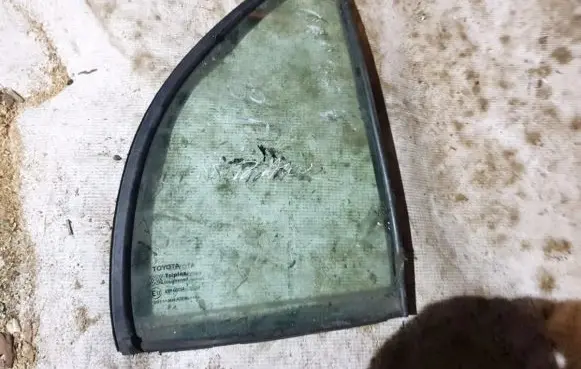 Toyota Carina T190 Rear vent window glass 