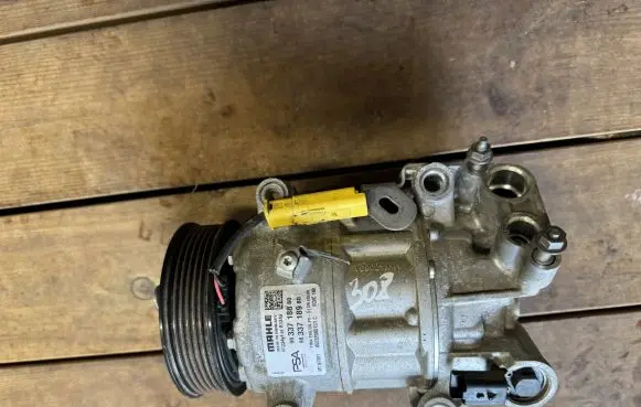 Peugeot 308 Air conditioning (A/C) compressor (pump) 9833718880