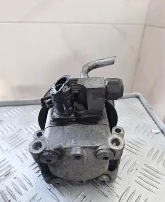 Volvo V70 Power steering pump 7617974106