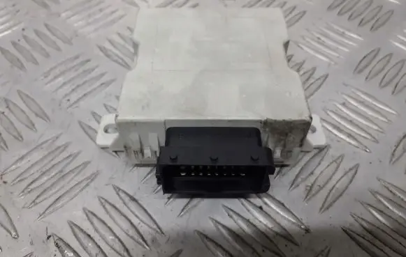 Toyota Avensis T250 Window wiper relay 