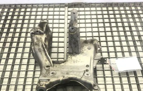 Engine mounting bracket