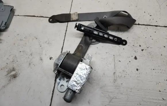 Toyota Prius (XW20) Front seatbelt 7L8230P