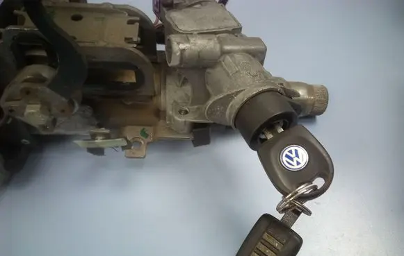 Volkswagen PASSAT B5 Ignition lock 4B0905851