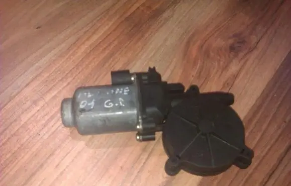 Renault Megane I Front door window regulator motor 