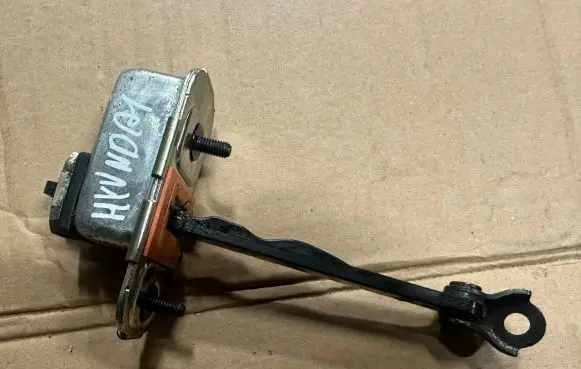 Hyundai i30 Front door check strap stopper