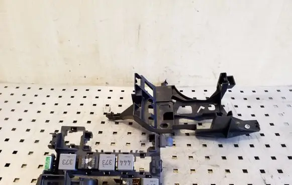 Audi Q7 4L Relay mounting block 4L1937503