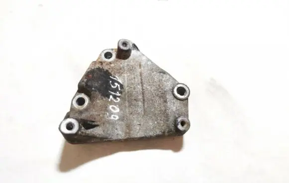 Engine mounting bracket