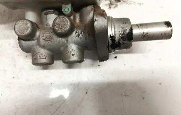 Master brake cylinder