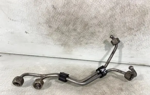 Audi A4 S4 B5 8D Fuel injector supply line/pipe 