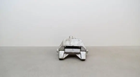 Engine mount bracket