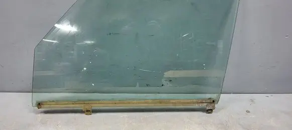 Mercedes-Benz 200 300 W123 Front door window glass four-door