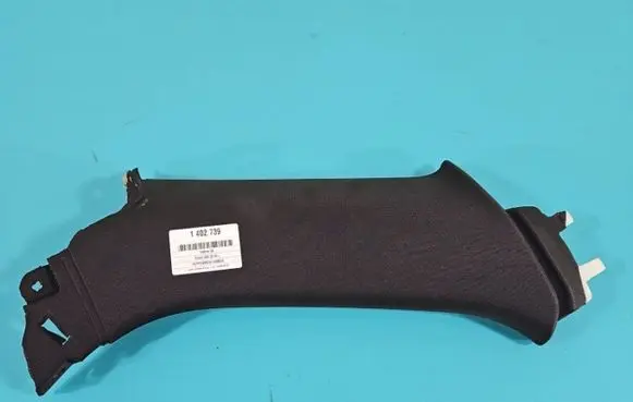Center/middle under tray cover