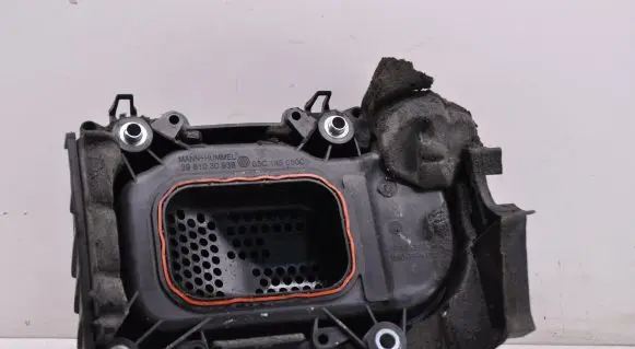 Volkswagen Touran I Intake resonator 03C145650C