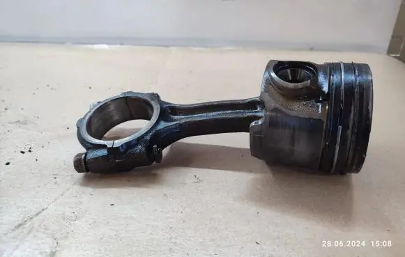 Piston with connecting rod