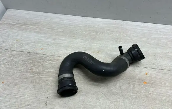 Volkswagen Touareg II Engine coolant pipe/hose 7P0122101A